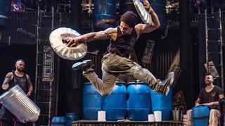 Kläppernde Nummer mit Mülleimerdeckeln. Tänzer Ian Vincent (Mitte) stand als „Sarge“ bereits in Mannheim auf der Bühne und ist bei der Dezember-Show wieder dabei.