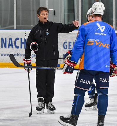Im Austausch: Adler-Trainer Dallas Eakins gibt bei den Mannheimern eine klare Richtung vor.