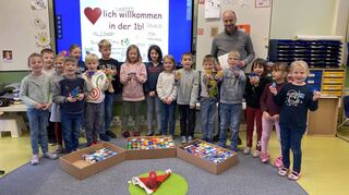 Die Soldaten in Litauen dürfen sich zu Weihnachten über süße Grüße aus Hardheim freuen. Bürgermeister Grimm beklebte mit der 1b kleine Schokoladentafeln, die nächste Woche verschickt werden.