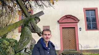 In der Buchener Kreuzkapelle begann Ende September für den 18-jährigen Armin-Maximilian J. sein Leben als Katholik. Er empfing von Dekan Johannes Balbach die Sakramente der Erstkommunion und der Firmung. Zunächst musste er allerdings aus der Evangelischen Kirche austreten.