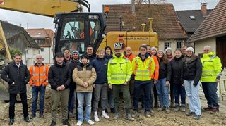 Zwölf Studenten verschafften sich bei einer Vorortbegehung in Schlierstadt einen Einblick in die Arbeiten auf einer Großbaustelle.