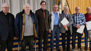 Die Geehrten mit (von links): Kolpingpräses Pater Kasimir Fieden, Bernhard Holler (55 Jahre), Melchior Döhner (25 Jahre), Vorsitzender Jürgen Geier, Bruno Öhlenbach (50 Jahre), Wolfgang Burger (55 Jahre), Klaus Seitz (60 Jahre), Dekan Thomas Holler und zweiter Vorsitzender Martin Henneberger.