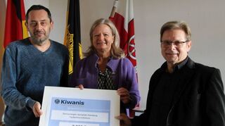 Spendenscheck übergeben (von links): Clubpräsident Kiwanis Zoltan Szlaninka, Bürgermeisterin Anette Schmidt und Clubmitglied Jürgen Imhof.