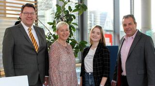 Sanya Gundermann (Zweite von rechts) freut sich mit Schulleiter Volker Stephan (links), Abteilungsleiter der Berufsschule Gottfried Gunzenhauser (rechts) sowie der stellvertretenden Klassenlehrerin Kathrin Lauer (Zweite von links) über das hervorragende Ergebnis.