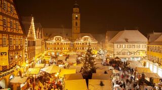 Leuchtet und verzaubert: Das Weihnachtsmarkt-Ensemble in der Altstadt von Bad Mergentheim.