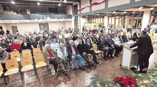 Der Eindruck täuscht, denn die leeren Stühle waren am Ende des Jahresabschlussempfangs in der Festhalle in Külsheim auch besetzt, weil einige der Gäste aufgrund von anderweitigen Verpflichtungen erst später kamen.