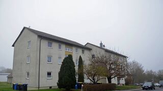 Schon von außen sieht man: An diesen Gebäuden muss dringend etwas gemacht werden. Die beiden Obdachlosen- und Flüchtlingsunterkünfte in der Uhlandstraße werden von der Gemeinde vermietet und sollen saniert werden, nachdem auf dem Gelände ein drittes Gebäude errichtet wird.