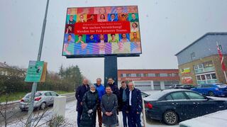 FN-Geschäftsführer Jochen Eichelmann, DRK-Kreisverbands-Präsident Reinhard Frank, Marcel Bauer, Geschäftsführer FN Visual Solutions, Jürgen Harth, Leiter Digital, sowie vorne Manuela Grau (DRK-Kreisgeschäftsführerin) Marco Kraus, Leiter der FN-Mediavermarktung, sowie FN-Chefredakteur Fabian Greulich vor dem neuen Screen.