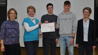 Die Spendenübergabe am Matthias-Grünewald-Gymnasium in Tauberbischofsheim mit (von links): Jessica Hecht, Dr. Monika Böske, Calvin Ruff, Janne Kritz und Dr. Elisabeth Grünbeck.