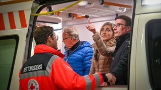 Medizinische Erstversorgung auf engstem Raum: DRK-Vorsitzender Reinhard Frank, Bundestagsabgeordnete Nina Warken und Landrat Christoph Schauder informierten sich über die technischen Feinheiten.