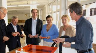 Die Bürgerstiftung Lauda-Königshofen bezuschusste die Anschaffung von Lasercuttern. Das Bild zeigt (von rechts): Jürgen Besserer (Vorstandsvorsitzender), Dr. Cornelia Müller-Reiter (Stiftungsratsvorsitzende), Petra Jouaux (stellvertretende Vorstandsvorsitzende), Dr. Lukas Braun (Bürgermeister und Stiftungsratsmitglied), Dr. Gerhard Wobser (Initiator und langjähriger Vorsitzender der Bürgerstiftung) sowie Leo Köhler (stellvertretender Vorstandsvorsitzender).