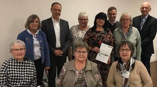 Bei der feierlichen Stunde mit den „Grünen Damen“ (von links): Dr. Rüdiger Mahler (Ärztlicher Direktor der Kliniken), Harald Löffler (Geschäftsführer der Kliniken) sowie Pflegedienstleiter Kurt Böhrer.