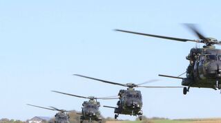 Bei der Übung „Mini Sonic“ wurde im „Schwarm“ mit vier NH90-Hubschraubern trainiert. Im Bild der gemeinsame Start der Niederstettener Heeresflieger nach einem Betankungsmanöver auf dem Regionalflugplatz in Walldürn.