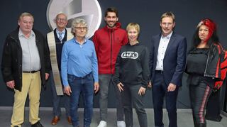 Daniel Breitinger (rote Jacke) feierte die Eröffnung seines neuen Geschäfts „Teamsport 89“ in Osterburken.