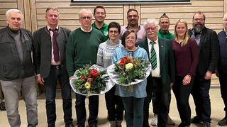 Der FC Donebach erlebte 2023 eine echte Zäsur: Nach der Gründung einer Spielgemeinschaft mit dem FC Schloßau im Sommer gelang nun bei der Generalversammlung der Generationenwechsel im Vorstand und den Ausschüssen. Dem scheidenden Vorstand Norbert Schnetz (Mitte) wurde sowohl die Ehrenmitgliedschaft als auch die Ehrenvorstandschaft verliehen.