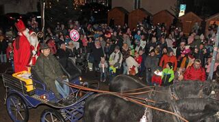 Zahlreiche Kinder tummelten sich um die Kutsche von Nikolaus und Knecht Rupprecht.