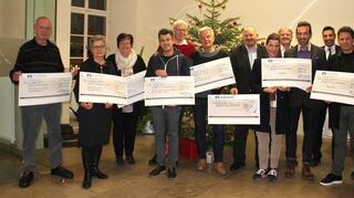 Fünf Projekte unterstützt die Bürgerstiftung Weikersheim in diesem Jahr – und wurde selbst mit Zustiftungen beschenkt. Im Bild die Projektvertreter (von links): vom TSV Walter Frick, für die Kirchengemeinde Berta Kranz, AMC-Vertreterin Birgit Jung, vom Liederkranz Christoph Bergmann und für den Helferkreis Andreas Neidhart, gemeinsam mit Stiftungsvorsitzendem Hans Martin Pösch (rechts) sowie den Zustifter-Vertretern Dirk Schlenker (Mitte) von der Volksbank, Maria Harré-Molineux und Michael Ehrmann (HGV) und Volker Hofmann (ÜWS).