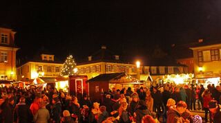 Lichterglanz und Weihnachtsduft locken am Wochenende des dritten Advent auf dem Weikersheimer Weihnachtsmarkt zu Begegnung, Genuss und vorweihnachtlichen Stöberstunden.