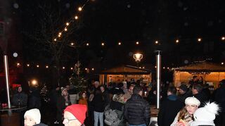 Es war einiges los, als am Freitagabend der Walldürner Weihnachtsmarkt im Schlosshof eröffnet wurde. Bürgermeister Meikel Dörr lud bei seiner kurzen Ansprache zum Miteinander ein.