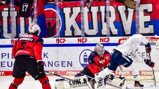 Gut gemacht: Adler-Stürmer Kris Bennett (re.) überwindet Nürnbergs Torwart Leon Hungerecker zum 2:1.