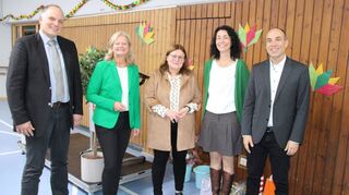 Amtseinführung: Christian Wamser (Geschäftsführender Schulleiter), Bürgermeisterin Anette Schmidt, die neue Schulleiterin der Christian-Morgenstern-Grundschule, Julia Schinder, Leitende Schulamtsdirektorin Bettina Hey und Alfred Kugler, Elternbeiratsvorsitzender, (von links).