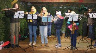 Die Kinder der Jugendmusikschule bereicherten mit ihren Beiträgen die Eröffnung des 32. Külsheimer Weihnachtsmarkts am Freitag rund um den Schalenbrunnen.