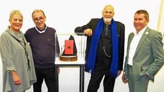 Im Stadtwerk Tauberfranken sind Bilder und Objekte von Heinz Bernd Schepermann (Zweiter von rechts) zu sehen. Zur Vernissage empfing Geschäftsführer Paul Gehrig (rechts) einen illustren Gästekreis. Mit auf dem Bild (von links): OB-Stellvertreterin Manuela Zahn und Gunter Schmidt, der in die Ausstellung einführte.