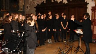 Ein stimmungsvolles Adventskonzert mit Instrumental- und Chormusik veranstaltete das Deutschorden-Gymnasium in der Bad Mergentheimer Schlosskirche.