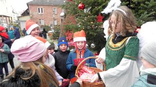Der Weihnachtsengel war am Sonntagnachmittag zu Besuch und beschenkte mit dem Nikolaus die Kinder.