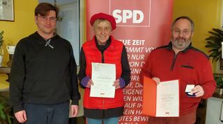 SPD-Ortsvereinsvorsitzender Markus Dosch (links) überreichte Alexander Weinlein mit der Willy-Brandt-Medaille die höchste Auszeichnung, die die Partei an Mitglieder vergibt. Außerdem ehrte er Christl Ristl für 40-jährige Mitgliedschaft.