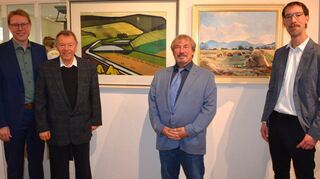 Kulturamtsleiter Kersten Hahn und Bürgermeisterstellvertreter Klaus-Dieter Brunotte eröffneten mit den beiden Kuratoren Ulrich Horch-Enzian und Klaus Wäldele (von links) die neue Ausstellung vor den nebeneinander gestellten Werken „Grumbach-Landschaft“ (Horst de Marées, links) und „Heuballen auf dem Feld“ (Friedrich Wäldele).
