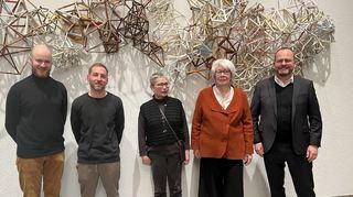 Bei der Jubiläums-Vernissage: Unter einem Kunstwerk mit Corona-Vergangenheit (von links): Saxofonist Christopher Schneider, Kontrabassist Simon Ort, Ellen Keusen, Barbara Kerschkowsky und Dr. Gunther Wobser.