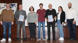 Mit den Geehrten sowie den neuen Ehrenmitgliedern freuen sich die Vorsitzenden Carsten Kistner (links) sowie Maximiliane Merkert und Klaus Rotter (rechts) des FC Eubigheim beim Jahresabschluss.
