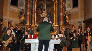 Die Musikkapelle Gerlachsheim (linkes Bild) sowie der Chor Taktvoll und der Singkreis beim Weihnachtskonzert in der Dittigheimer Pfarrkirche.