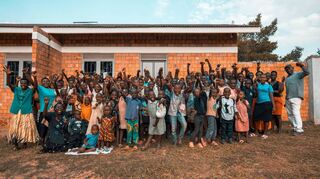 Die Kinder und Jugendlichen des Projektes grüßen die Unterstützer aus Deutschland zusammen mit dem Betreuerstab vor dem mit Unterstützung des „Partnerschaftsverein Bukuumi/Uganda“ errichteten neuen Wasch- und Toilettenhaus.