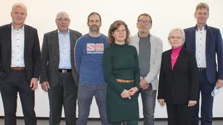 Auszeichnungen bei Pink Vakuumtechnik: Technischer Geschäftsführer Volker Heidinger (links) und Aufsichtsratsvorsitzender Friedrich Pink (Zweiter von links) ehrten mit Elfriede Pink (Aufsichtsrat, Zweite von rechts) und Stefan Wolf (kaufmännischer Geschäftsführer, rechts) für langjährige Betriebszugehörigkeit Steffen Merkert (Dritter von links), Olga Fischer und Jürgen Ziel (Dritter von rechts).