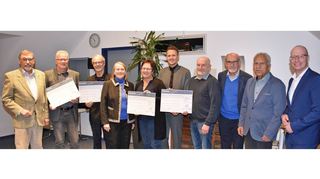 Margot Schneider (Vierte von links) und Wolfgang Lachermund-Schneider (links) übergaben 10 000 Euro ihrer WMS-Stiftung im Beisein der Kuratoriumsmitglieder Dr. Ludwig Liebstückel und Dr. Fuad Maghary sowie von FN-Geschäftsführer Jochen Eichelmann (rechts) an Empfänger aus Tauberbischofsheim, Bad Mergentheim, Ahorn und Boxberg. Bedacht wurden der Tierschutzverein Bad Mergentheim und Umgebung, aber auch der Förderverein „Schwimmbad Ahorn“, der TSV Schwabhausen und ein geplantes Konzert des Landesjugendjazzorchesters in Tauberbischofsheim.