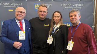Links: Oberbürgermeister Udo Glatthaar mit dem Bürgermeister von Lviv und auch dem Gemeindevorsteher von Schabo. Mitte: Die Konferenz geht im Schutzkeller weiter. Rechts: OB Glatthaar besuchte in Lviv auch das Nationale Rehabilitationszentrums „Unbrocken“. Hier werden vom Krieg verwundete Ukrainer aus dem ganzen Land behandelt. Glatthaar zeigte sich sehr beeindruckt vom ungebrochenen Willen der Ukrainer – trotz aller Verletzungen. Sie seien weiter gewillt, so der OB, ihre Freiheit zu verteidigen.