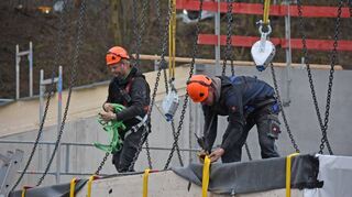 Neues Feuerwehrgerätehaus für Wachbach: Die Module wurden nach und nach in die vorbereitete Baustelle eingehoben.
