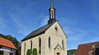 Von außen ist der kleinen Dorfkirche im Bieberehrener Ortsteil Klingen nichts anzusehen, doch innen „bröselt“ es von der Decke. Von der Diözese Würzburg gibt es für eine Sanierung keinerlei Zuschüsse. Ein Gespräch mit den Bürgern führte noch zu keiner Lösung über den Fortbestand des Gotteshauses, denn der Kaufpreis ist noch offen.