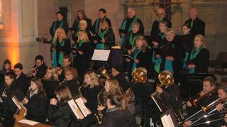 Kirchenchor und Musiker aus Messelhausen und Oberlauda erfüllten die Kirche St. Burkhard mit adventlichen Klängen.