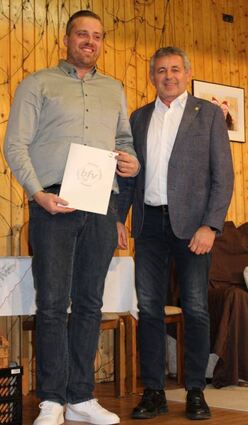 Tobias Sauer erhielt aus den Händen des Fußballkreisvorsitzenden Jürgen Umminger die Spielerehrennadel in Gold.