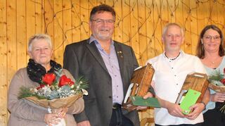 Ralf Hemlein (20 Jahre im Vorstand), Harald Schwarz (30 Jahre im Vorstand) jeweils mit Partnerin zusammen mit dem Vorsitzenden Kuno Hemlein.