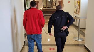 Muss nach dem Urteil wieder zurück in Haft: Der Angeklagte Erik W. auf dem Weg aus dem Gerichtssaal.