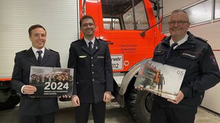 Zufrieden mit dem Kalender der Freiwilligen Feuerwehr Gerchsheim sind (von rechts) Abteilungskommandant Anton Kraus, sein Stellvertreter André Henneberger und Ausschussmitglied Daniel Hellmann.