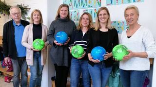 235 Bälle werden an die Kindergärten in Hardheim, Schweinberg, Gerichtstetten, Höpfingen und Waldstetten überreicht. 65 hatte Geschäftsführer Hans Sieber im Schlepptau, als in der Höpfinger Kinderkrippe St. Martin eine Übergabe stattfand.