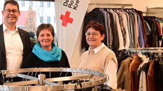 Im neuen DRK-Kleiderladen auf dem Reinhardshof (von links): der stellvertretende Kreisgeschäftsführer Uwe Rennhofer, Birgit Schreck, Koordinatorin der Wohlfahrts- und Sozialarbeit beim DRK-Kreisverband Tauberbischofsheim und Kreissozialleiterin Herta Wolf.