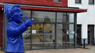 Der Wertheimer Optimist vor dem Eingang der Rotkreuzklinik. Die Zukunft des Krankenhauses ist weiter ungewiss.