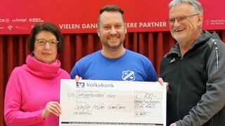 An Rosemarie Spitzley (links) wurde für die Aktion „Sportler helfen Sportlern“ ein Spendenscheck übergeben – der Betrag kommt Sportlern nach den verheerenden Verwüstungen im Ahrtal zugute.