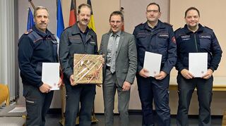 Peter Schmitt, der bisherige Stadtkommandant der Freiwilligen Feuerwehr Osterburken (Zweiter von links), wurde von Bürgermeister Jürgen Galm (Mitte) verabschiedet. Seine Nachfolge übernimmt Thomas Stark (rechts) zusammen mit seinen Stellvertretern Markus Stang (links) und Jens Schmidt.